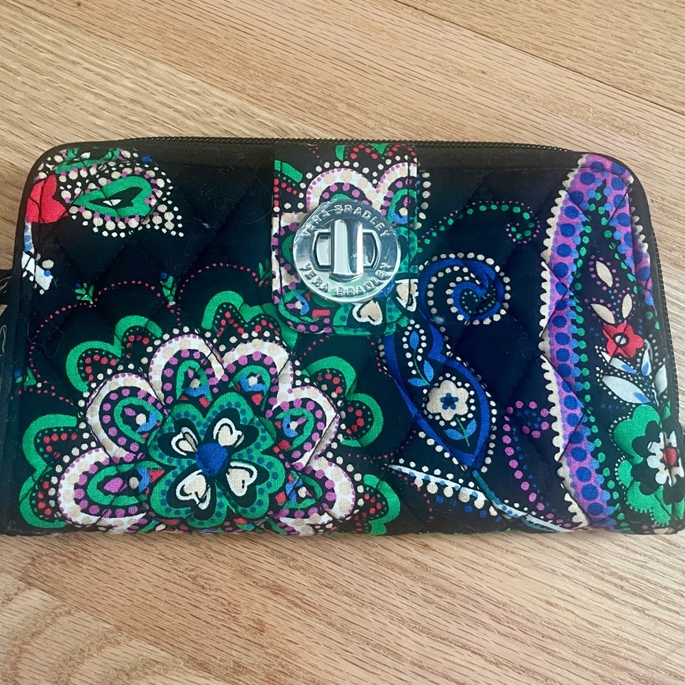 Vera Bradley NWT Turn Lock Wallet in Kiev Paisley(Retired Print)